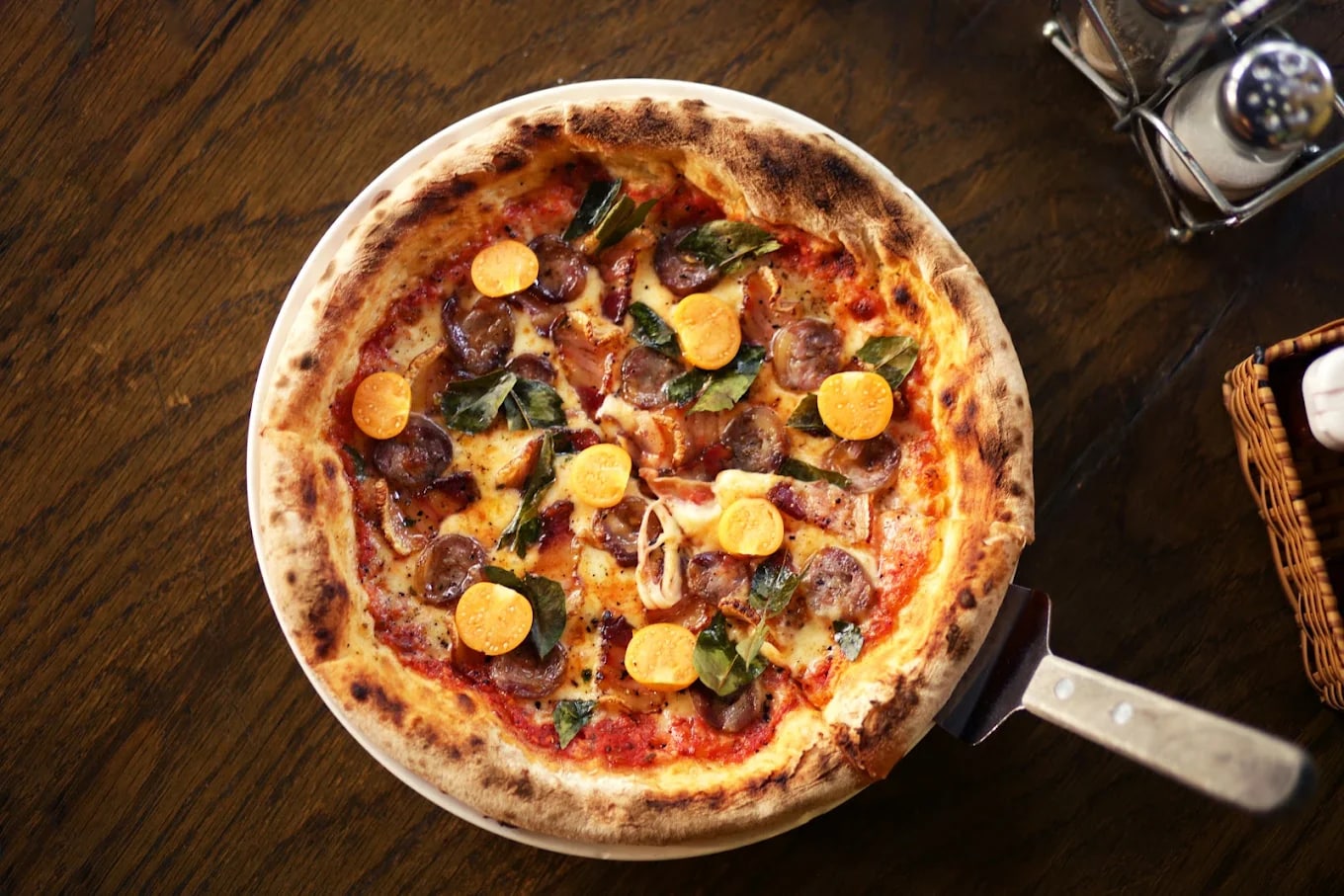 The pizzas at Italiani’s stand out with thin, crispy crusts 